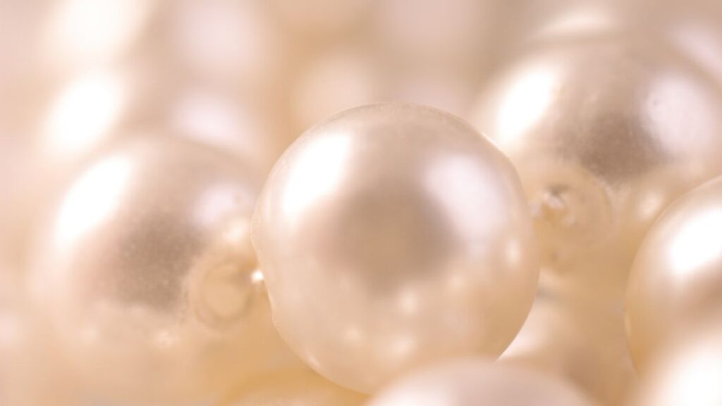 What Pearlescent Colors in Painting Are and How to Use Them